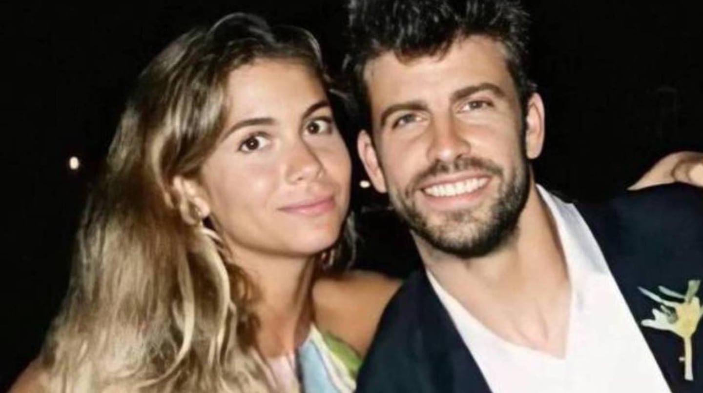 Gerard Piqué posando junto a Clara Chía Marti en una imagen reciente