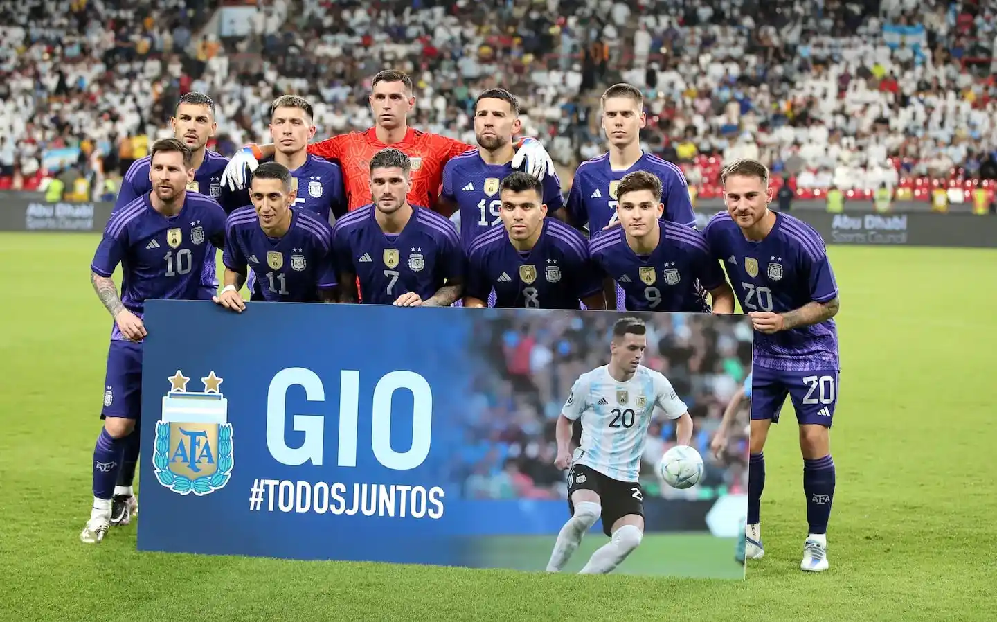 Equipo de la Selección Argentina de fútbol posando con una pancarta en apoyo a Giovani Lo Celso