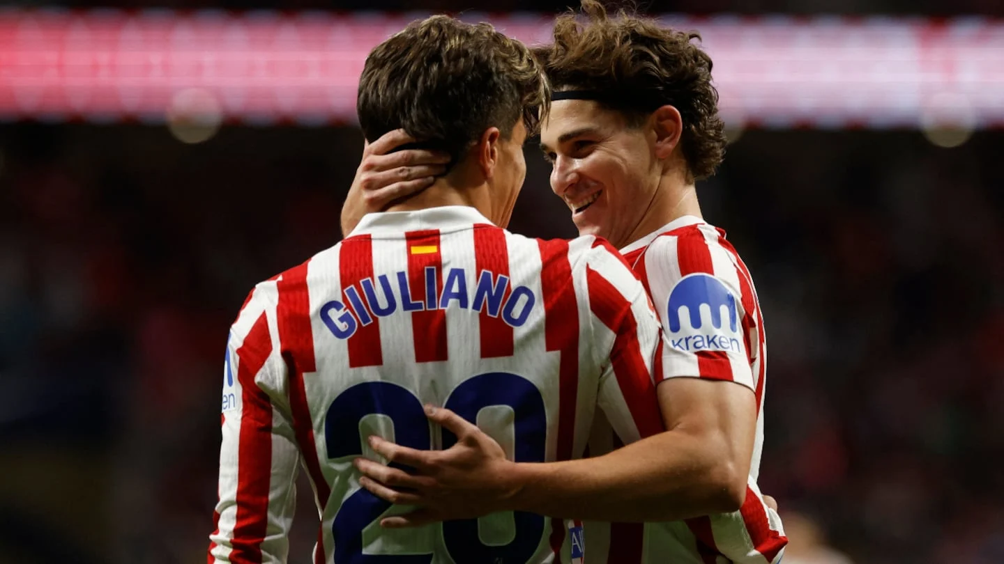 Giuliano Simeone celebra con un compañero en el Atlético de Madrid