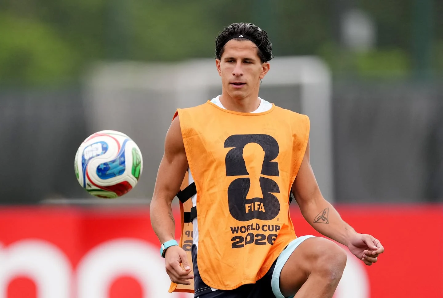 Giuliano Simeone entrenando con un peto en el Mundial 2026