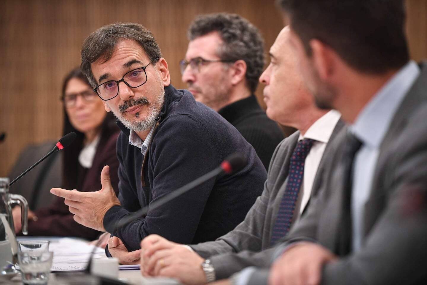 Gobernadores discutiendo en reunión sobre el caso Adorni