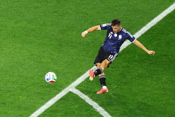 Giovani Lo Celso ejecutando un tiro libre durante el partido entre Argentina y Jordania en el Mundial 2026
