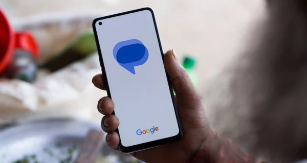 Interfaz de Google Messages mostrando nueva función de reenvío múltiple