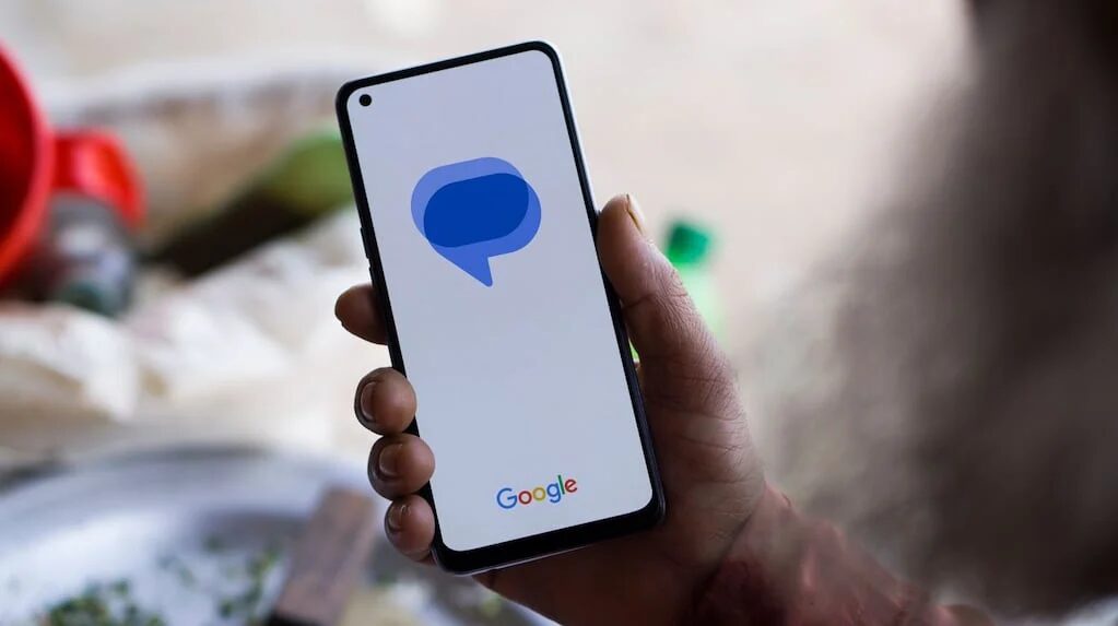 Interfaz de Google Messages mostrando nueva función de reenvío múltiple