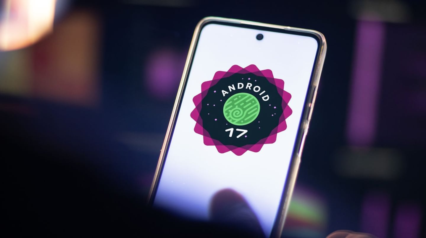 Pantalla de un smartphone mostrando el logo de Android 17