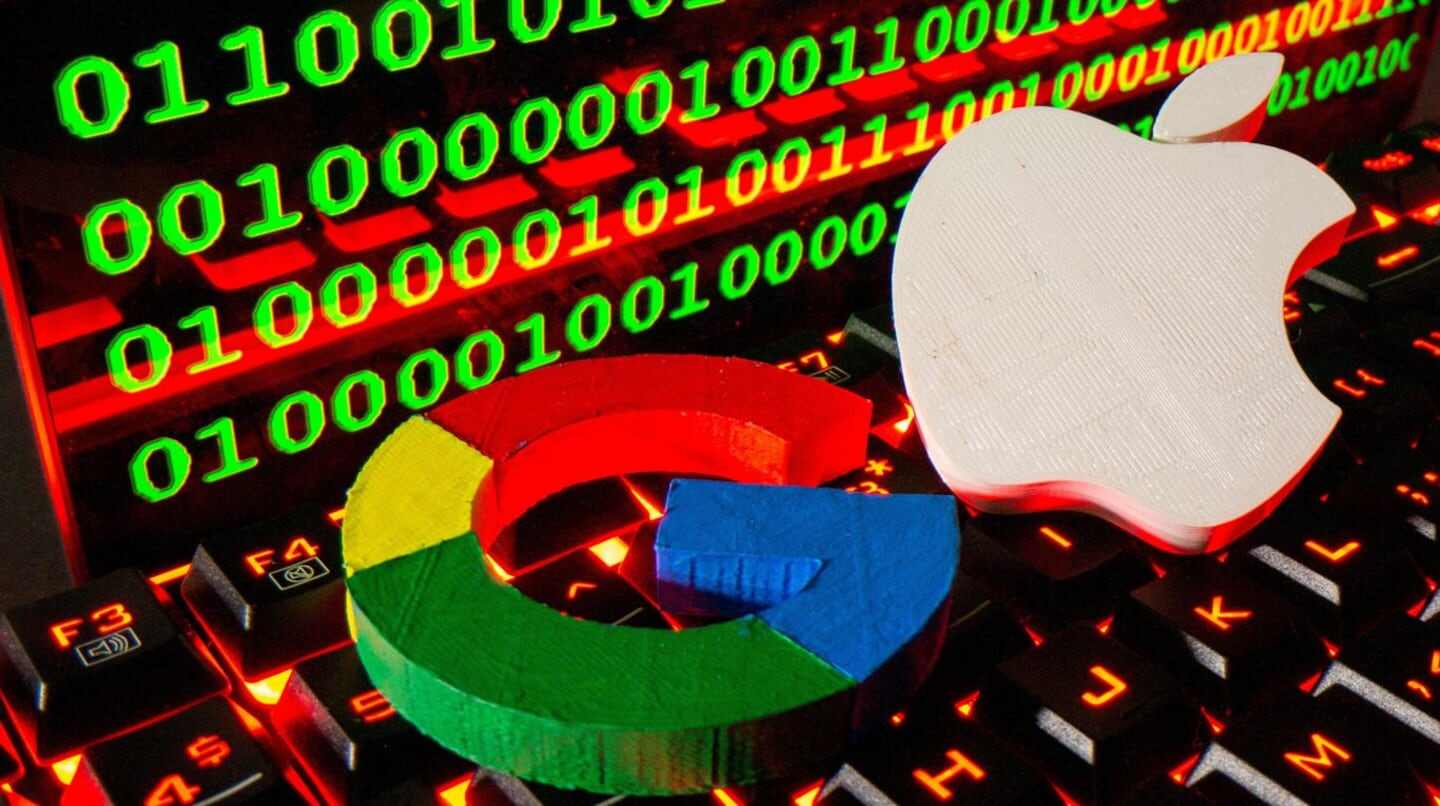 Logos de Google y Apple sobre un teclado iluminado con código binario