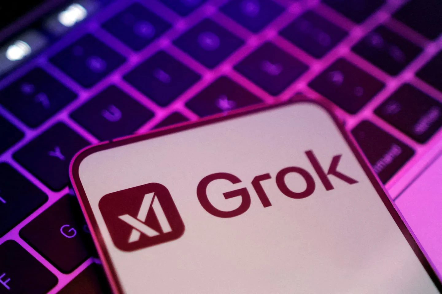Logo de Grok sobre un teclado iluminado en tonos púrpuras