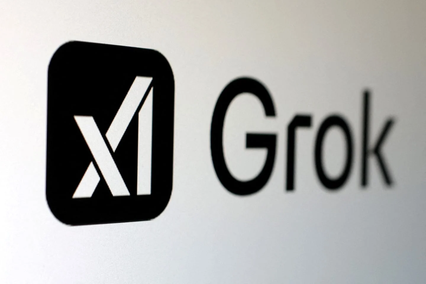 Logotipo de Grok, el chatbot de Elon Musk, en un fondo claro