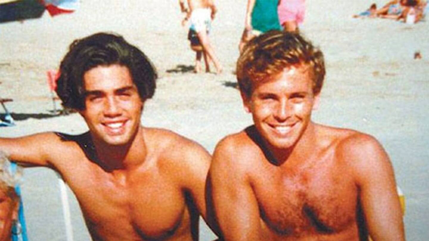 Guido Süller y Ricardo Fort en la playa, sonriendo y posando juntos