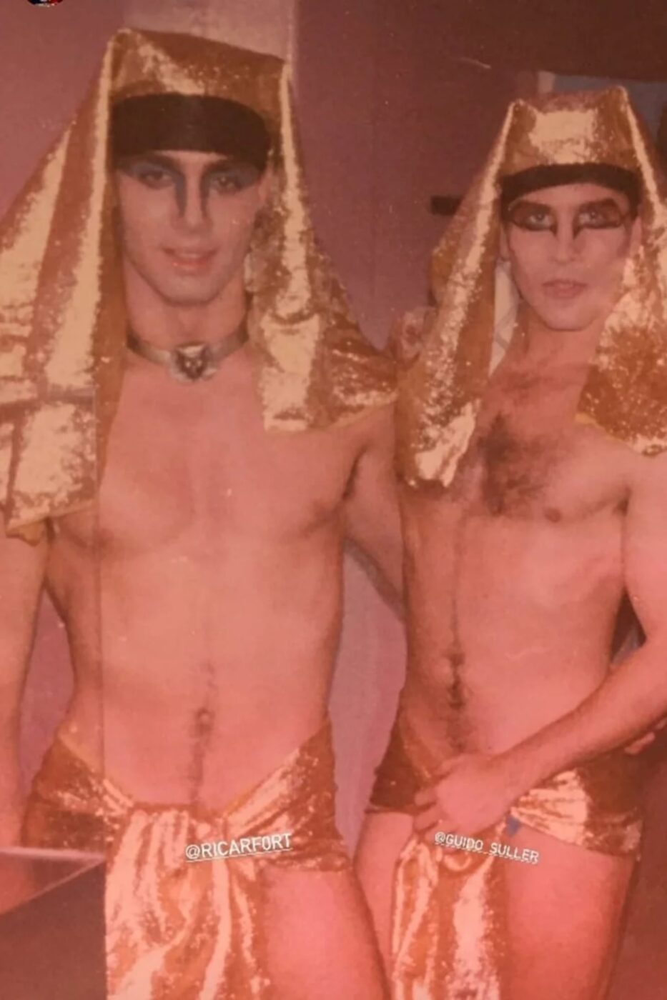 Guido Süller y Ricardo Fort posando en trajes dorados en una imagen del pasado