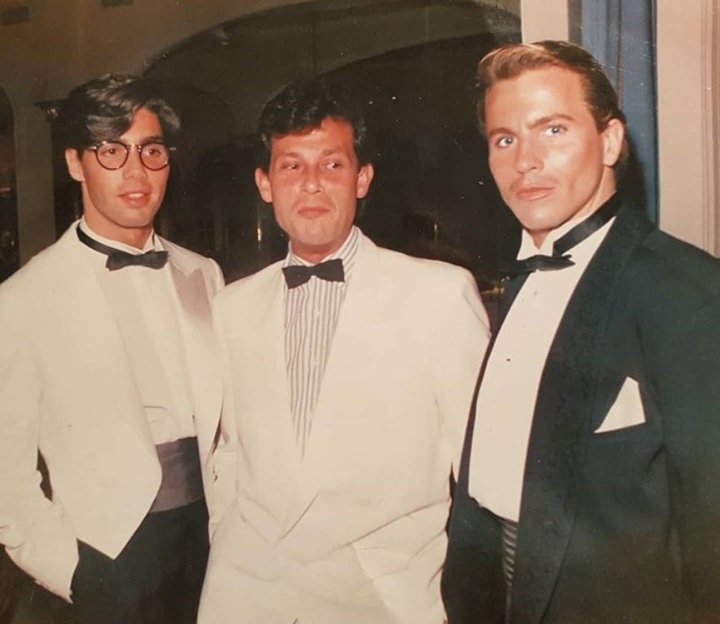 Guido Süller y dos hombres en un evento elegante con trajes de gala