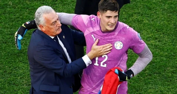 Gustavo Alfaro celebrando la victoria de Paraguay en el Mundial 2026