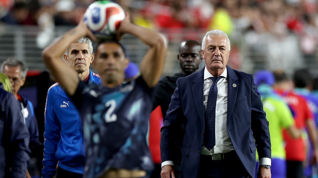 Gustavo Alfaro dirigiendo a Paraguay en el Mundial 2026