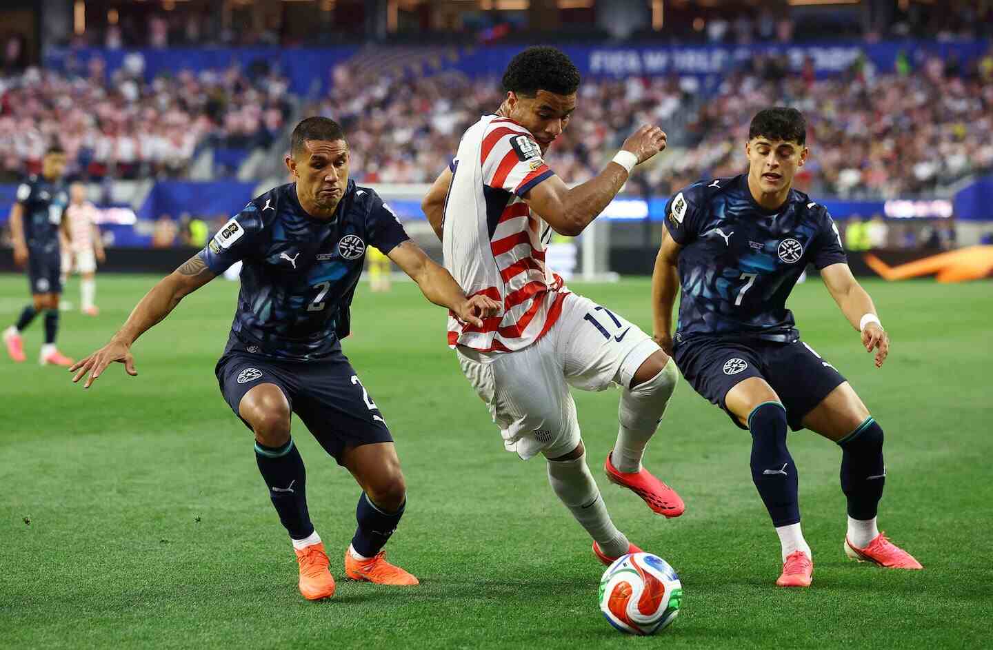 Jugadores de Paraguay intentan recuperar el balón a un rival durante un partido de fútbol