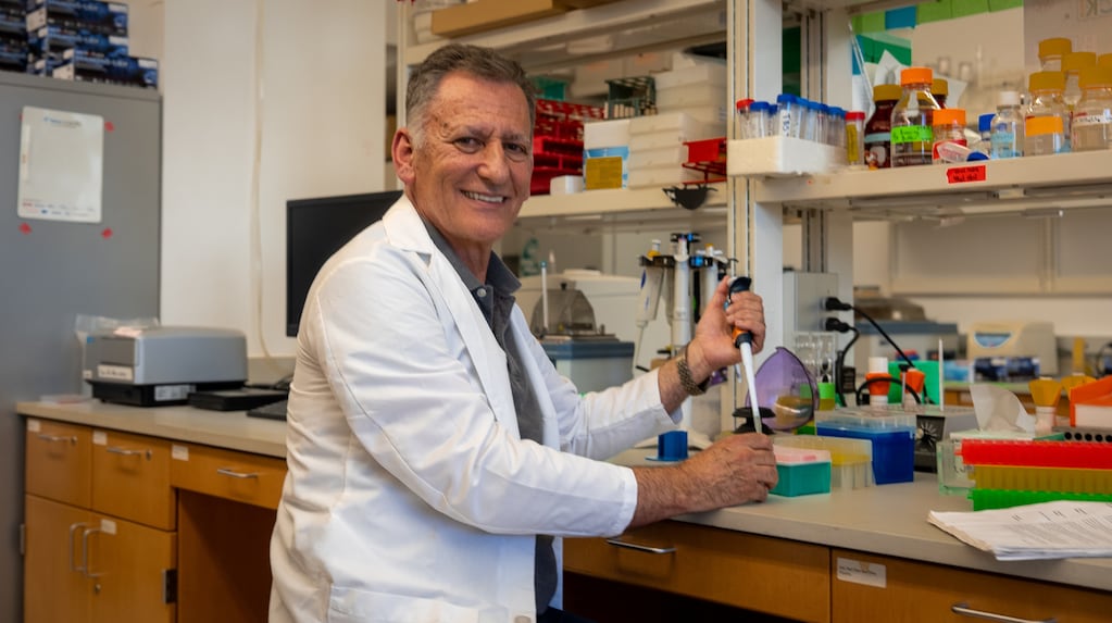 Gustavo Blanco, médico cordobés en su laboratorio en Kansas