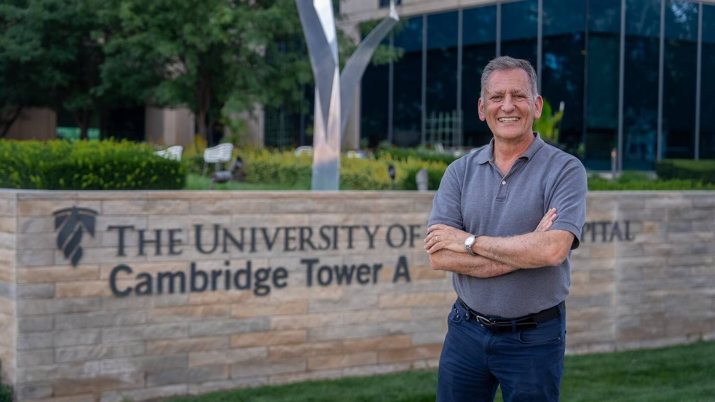 Gustavo Blanco, médico cordobés, frente al Cambridge Tower en el Kansas University Medical Center