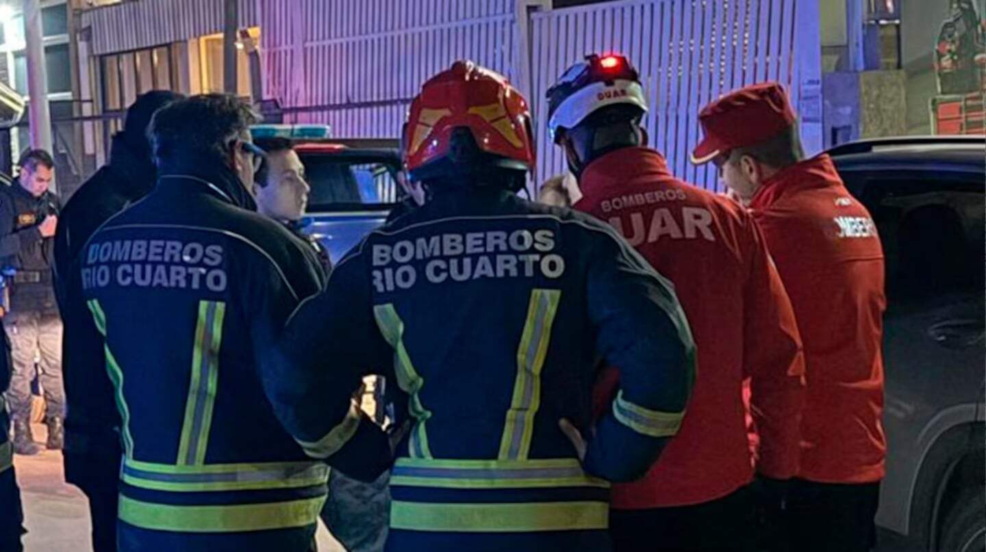 Bomberos y personal de seguridad en la planta de reciclaje de Córdoba tras el hallazgo de uranio