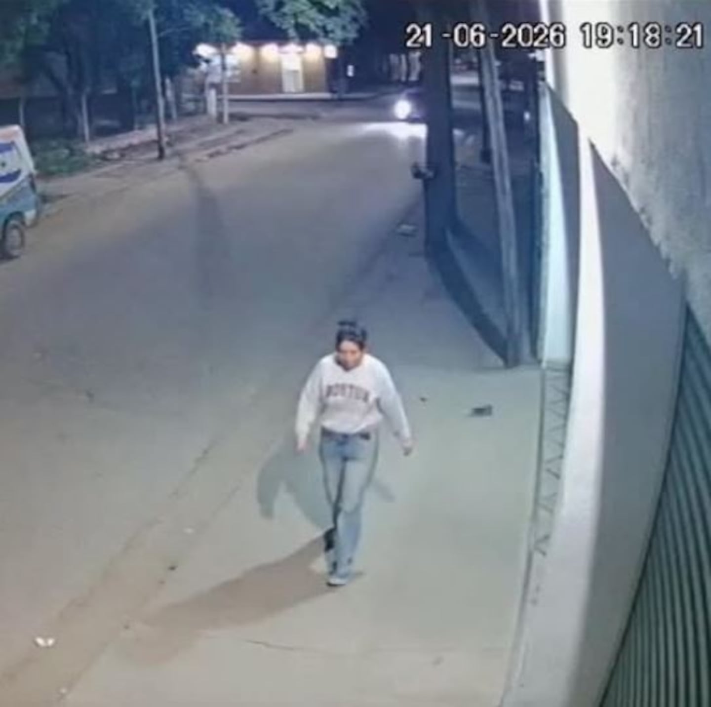 Guadalupe Ramos caminando por la calle en Orán, Salta, antes de su desaparición