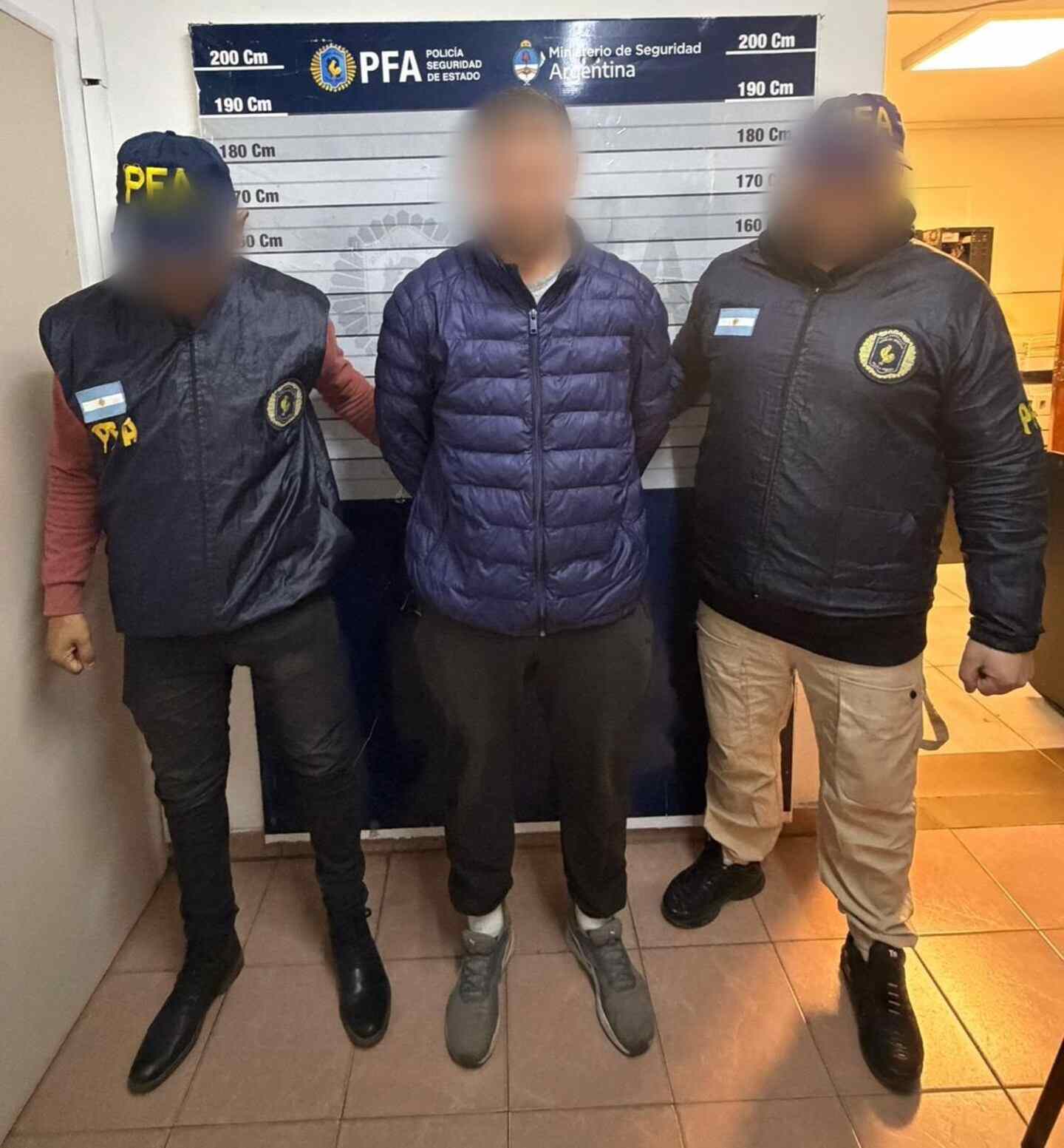 Detención de dos hombres por contrabando de álbumes del Mundial 2026 en Buenos Aires