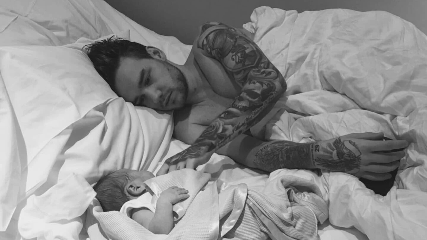 Liam Payne acostado en la cama junto a su hijo Bear