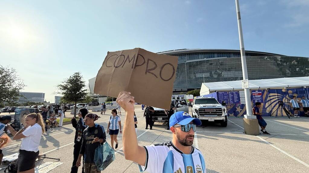 Hinchas argentinos buscando entradas para el partido ante Austria