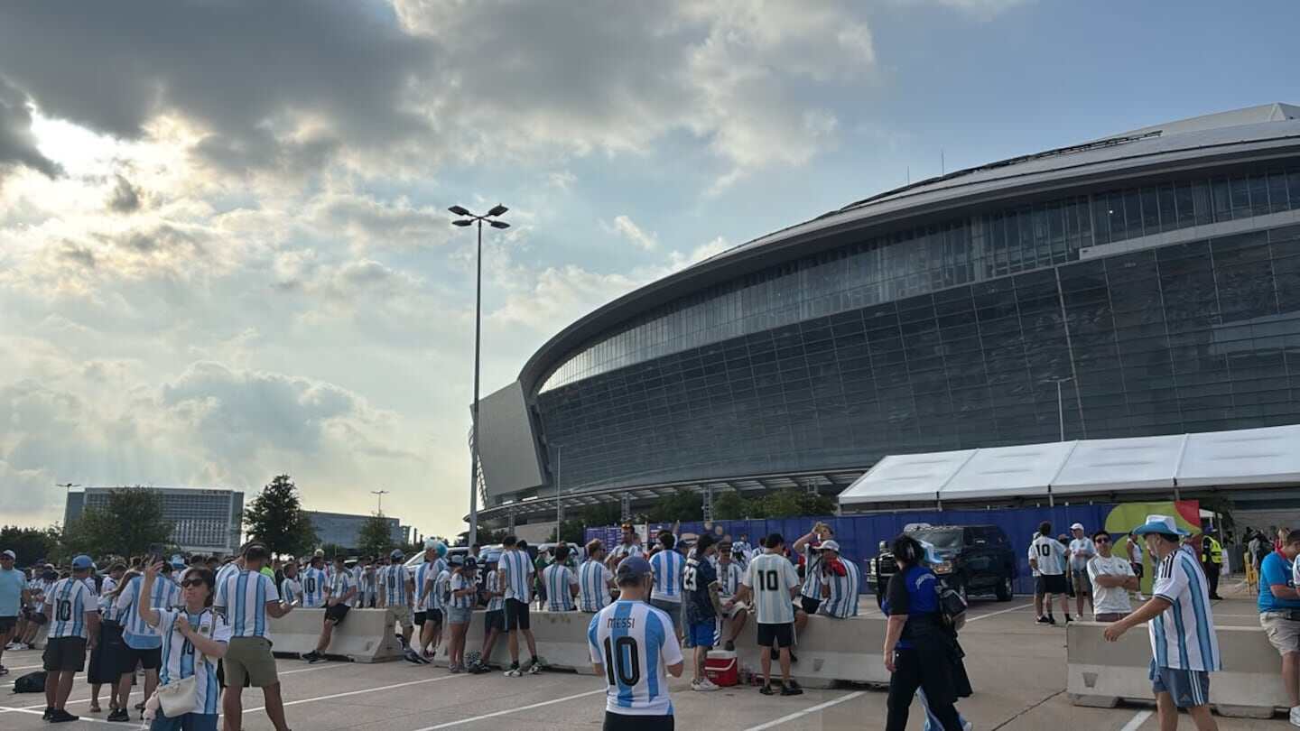 Hinchas argentinos en fila afuera del estadio, esperando para ingresar al partido contra Austria