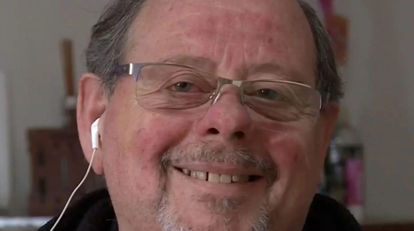Horacio Cirio sonríe mientras usa auriculares