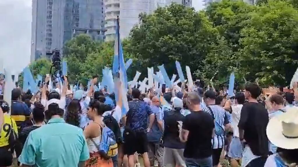 Hinchas argentinos en un banderazo en Dallas