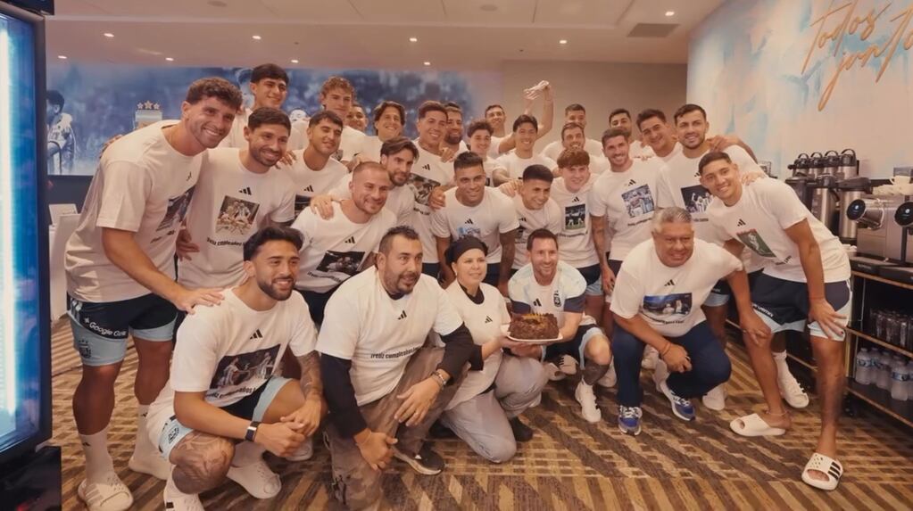 Lionel Messi celebrando su cumpleaños con la Selección argentina