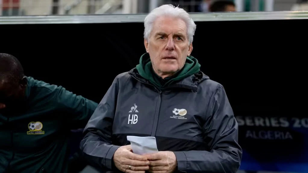 Hugo Broos dirigiendo a Sudáfrica en el Mundial 2026