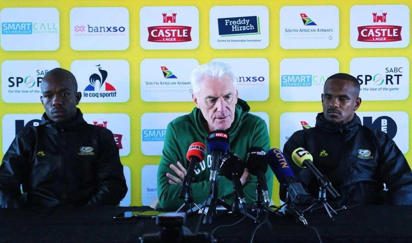 Hugo Broos, entrenador de Sudáfrica, en conferencia de prensa con dos asistentes