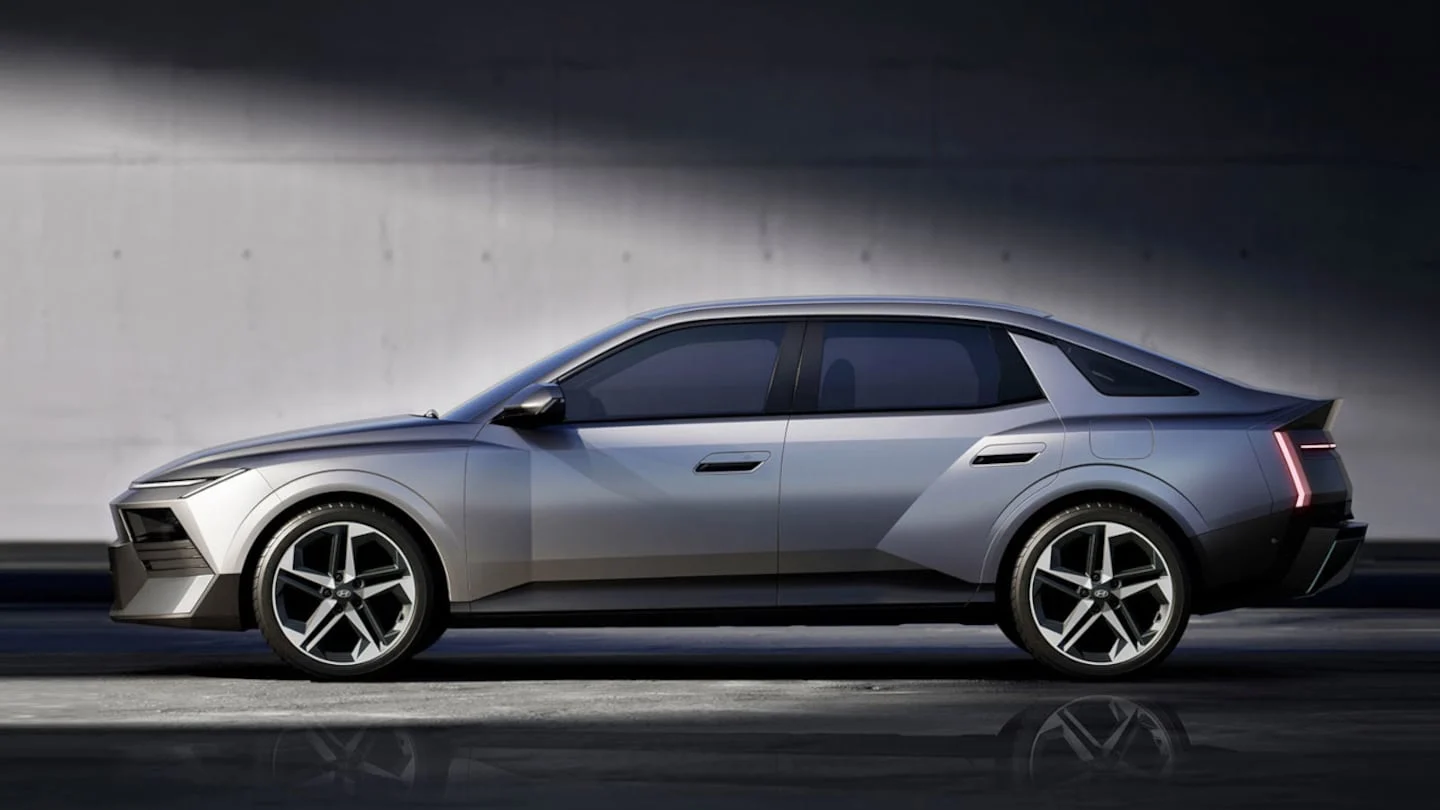 Nuevo Hyundai Elantra 2023 en perfil lateral