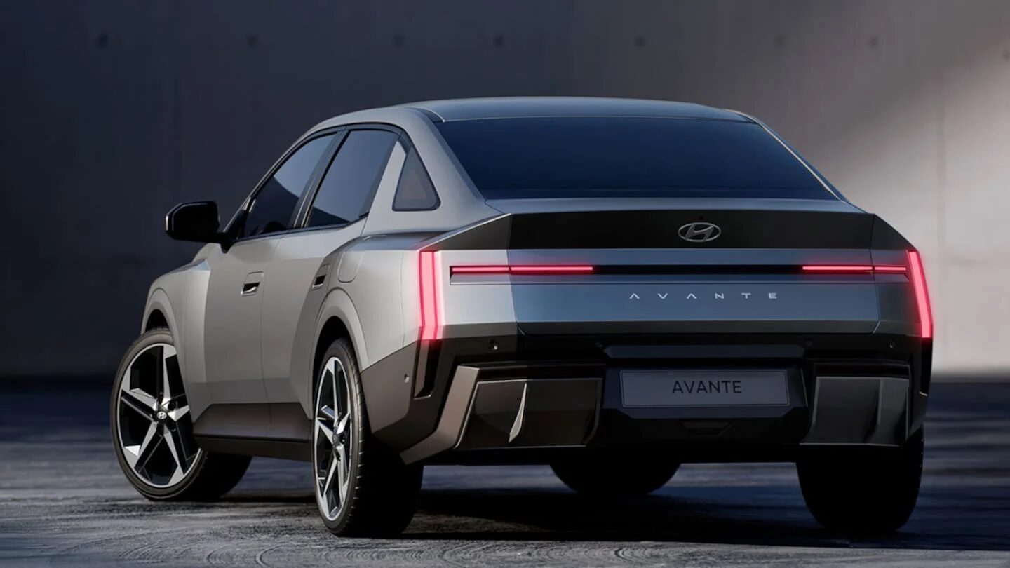 Vista trasera del nuevo Hyundai Elantra Avante con diseño moderno y luces LED