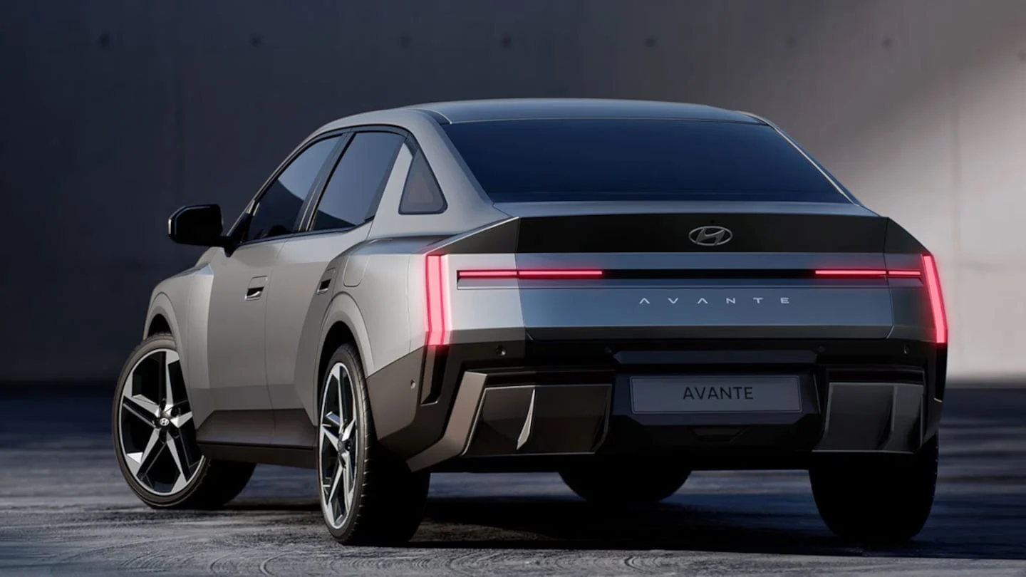 Vista trasera del nuevo Hyundai Elantra Avante con diseño moderno y luces LED