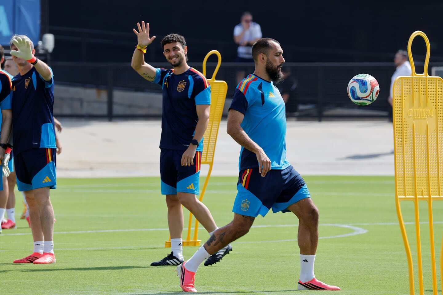 Borja Iglesias durante un entrenamiento de la selección española, saludando mientras juega con el balón