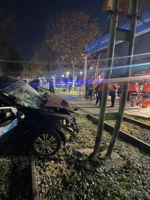 Auto de Ernestina Pais gravemente dañado tras choque con tren en Martínez