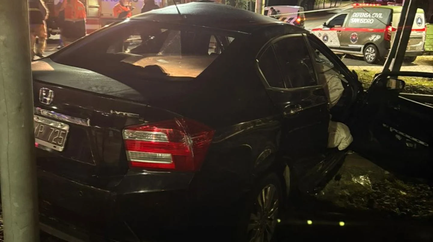 Auto de Ernestina Pais gravemente dañado tras choque con tren en Martínez