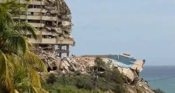 Pileta suspendida en el aire tras terremoto en La Guaira, Venezuela