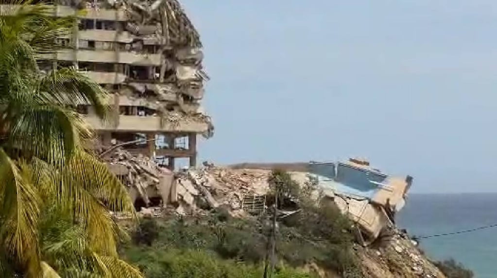 Pileta suspendida en el aire tras terremoto en La Guaira, Venezuela