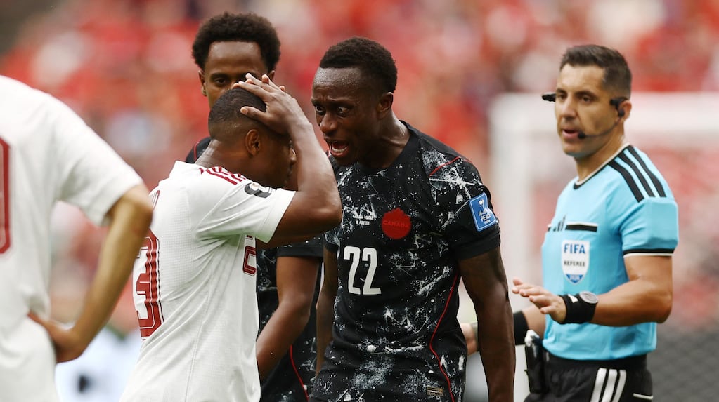 Ismael Koné siendo retirado en camilla tras su lesión en el Mundial 2026
