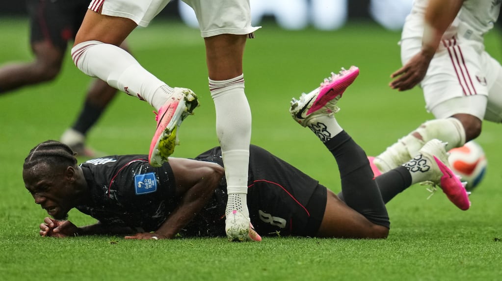 Ismael Koné siendo atendido tras su lesión en el Mundial 2026