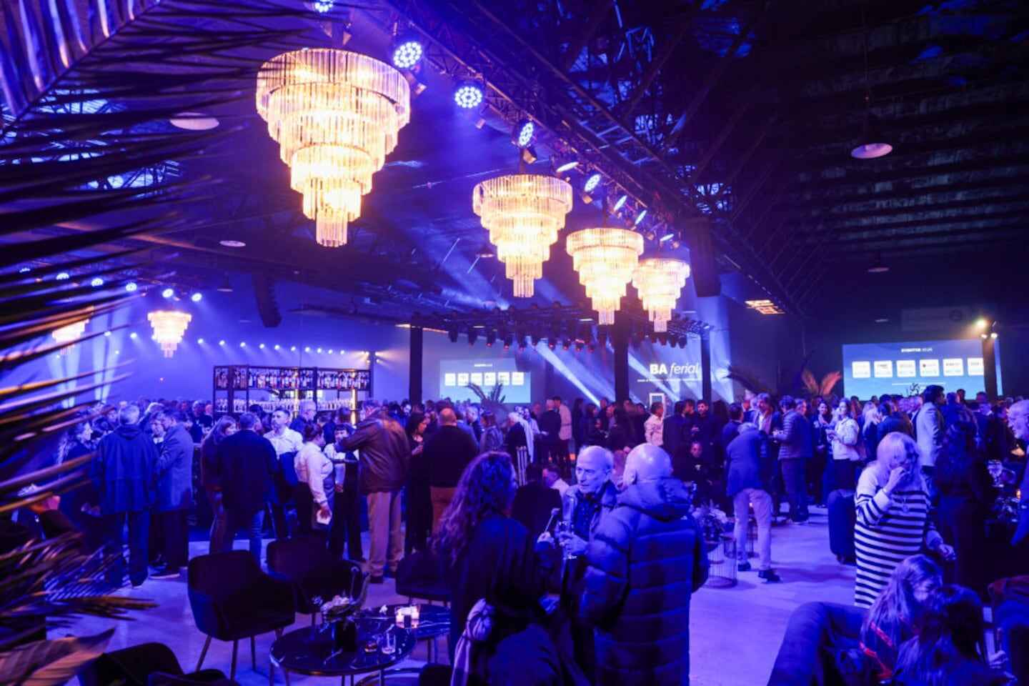 Inauguración de BA Ferial con asistentes en un moderno espacio de eventos en Buenos Aires