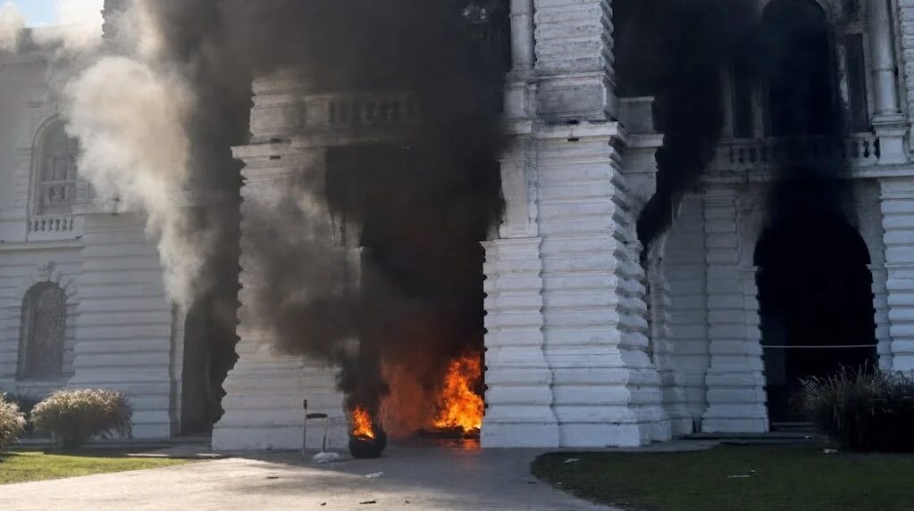 Incendio en la Municipalidad de La Plata durante protesta