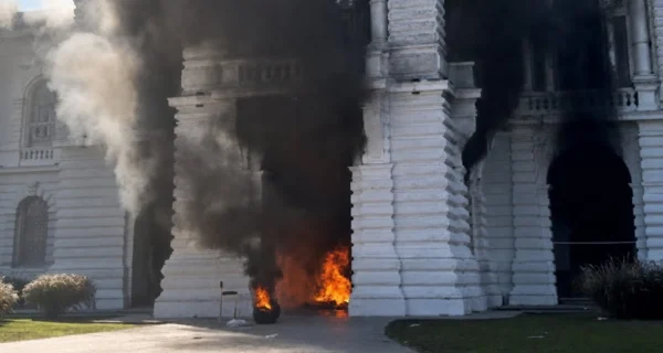 Incendio en la Municipalidad de La Plata durante protesta