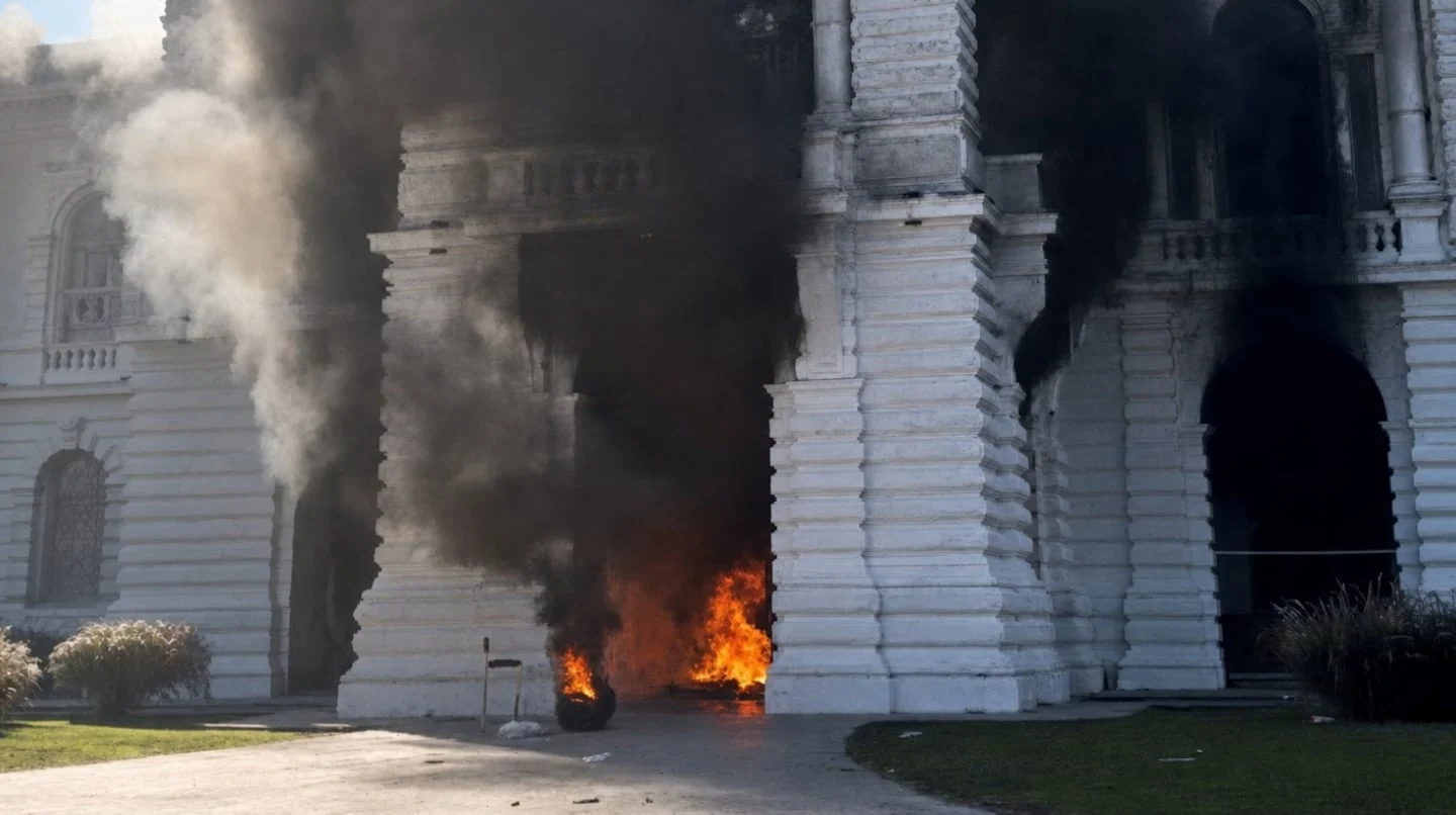 Incendio en la entrada de la Municipalidad de La Plata durante una protesta