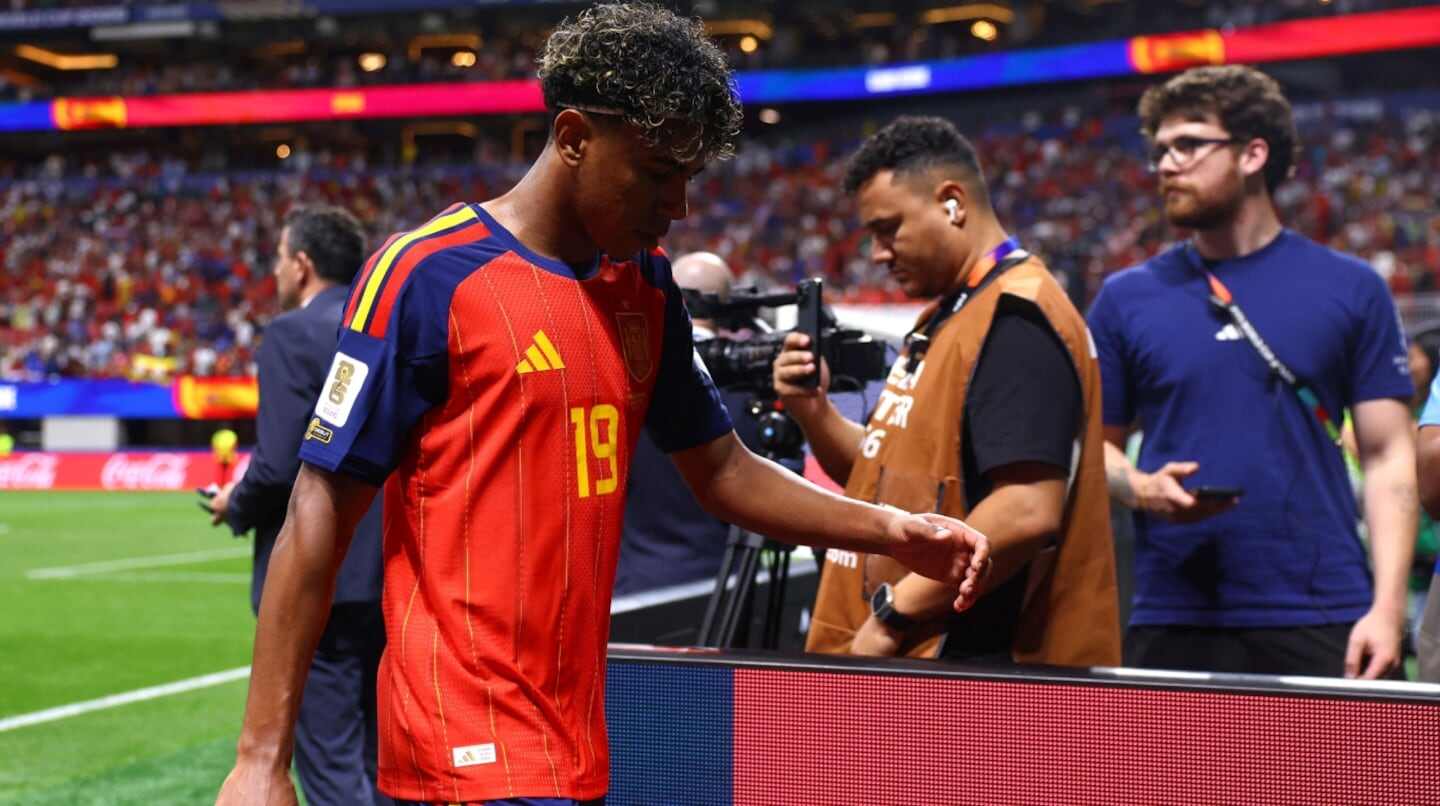 Borja Iglesias, delantero de la selección española, camina cabizbajo tras ser detenido por seguridad en el hotel