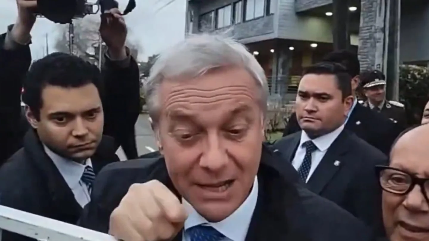 José Antonio Kast interactuando con un niño durante su campaña en La Araucanía