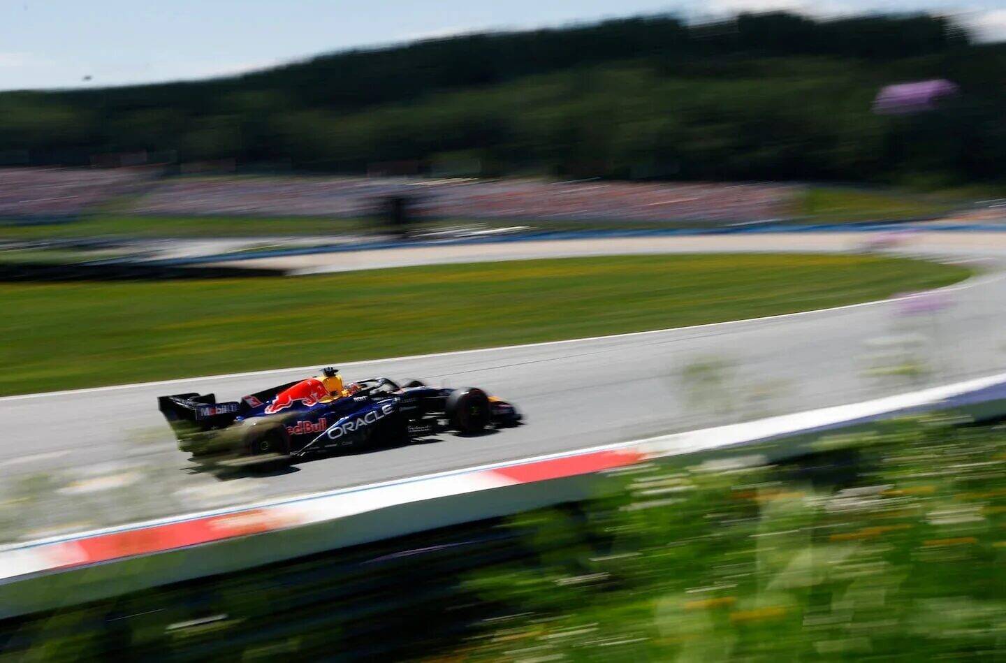 Coche de Fórmula 1 de Red Bull Racing en movimiento durante la clasificación del GP de Austria