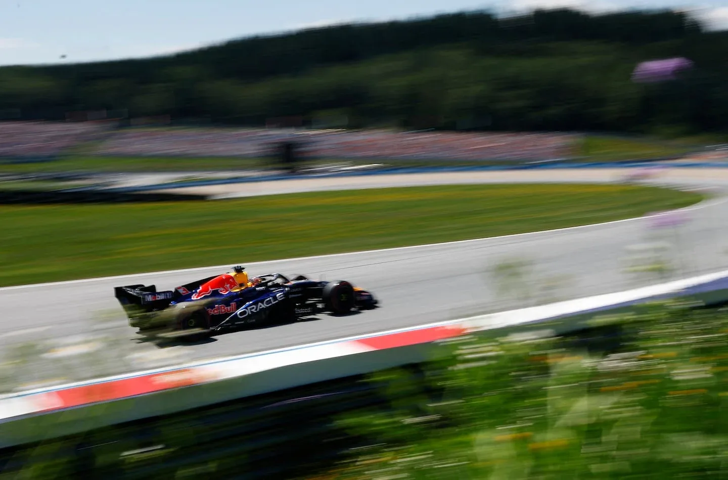 Coche de Fórmula 1 de Red Bull Racing en movimiento durante la clasificación del GP de Austria