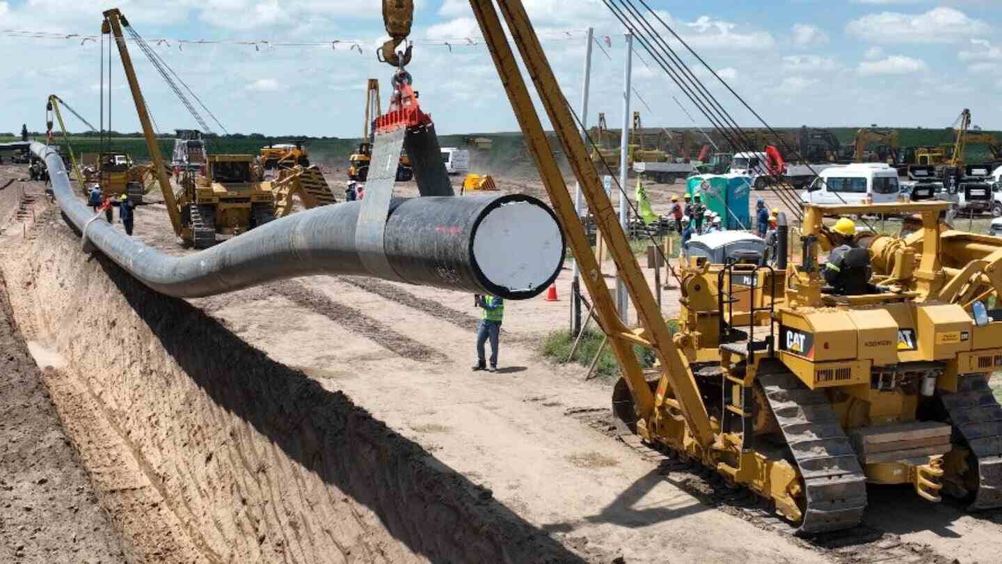 Trabajadores instalando un gasoducto en un terreno en construcción